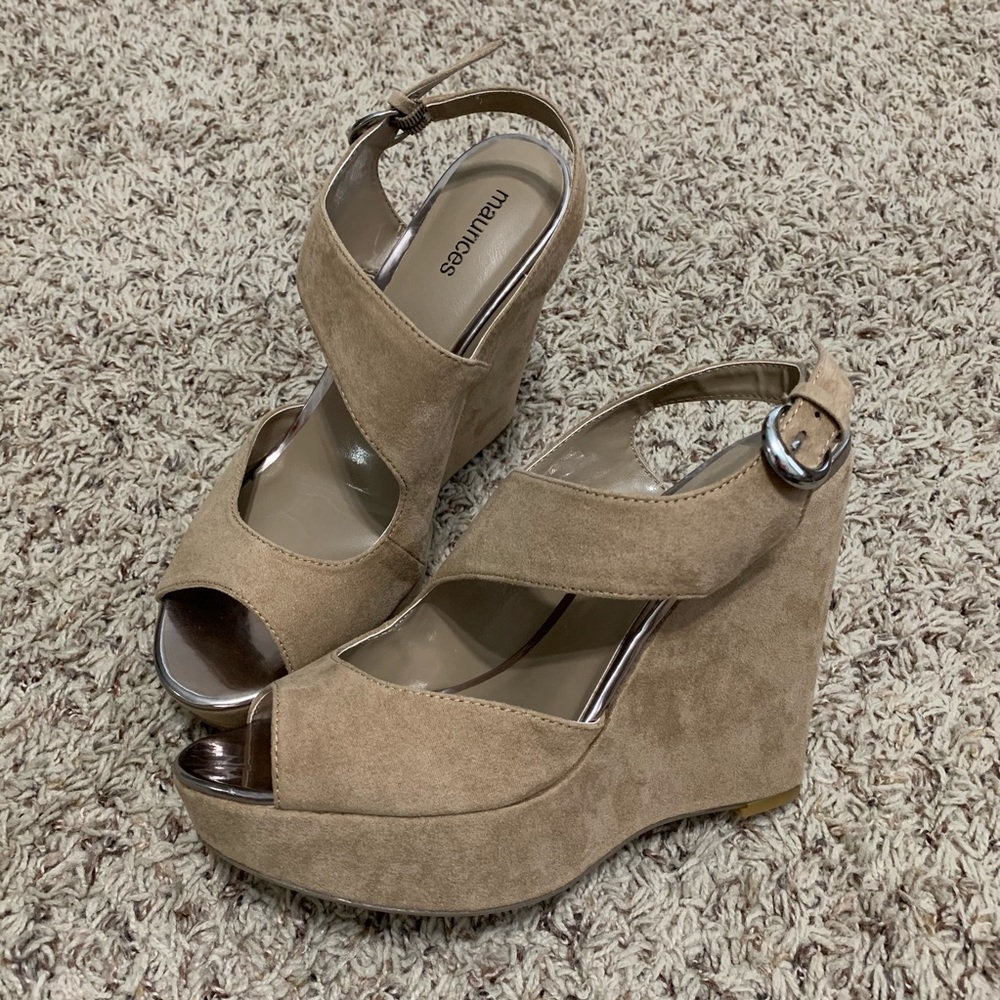 New in box wedges size 10